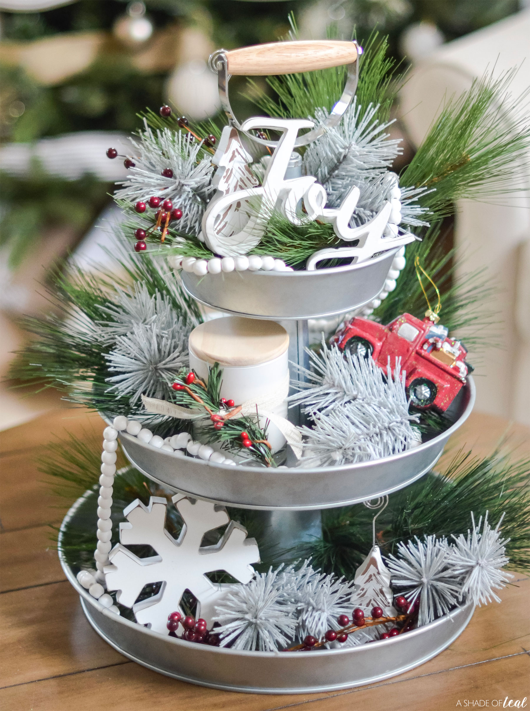 Modern White Christmas Decorations with Simple Decor